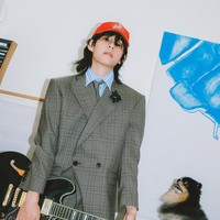 Styling Min Hee Jin untuk V BTS terlihat dari paduan shorts dan blazer rancangan Ernest W. Baker ala anak sekolahan. Tak sedikit yang salah fokus karena anjing peliharaannya Yeontan ikut pemotretan. Foto: dok. BIGHIT MUSIC