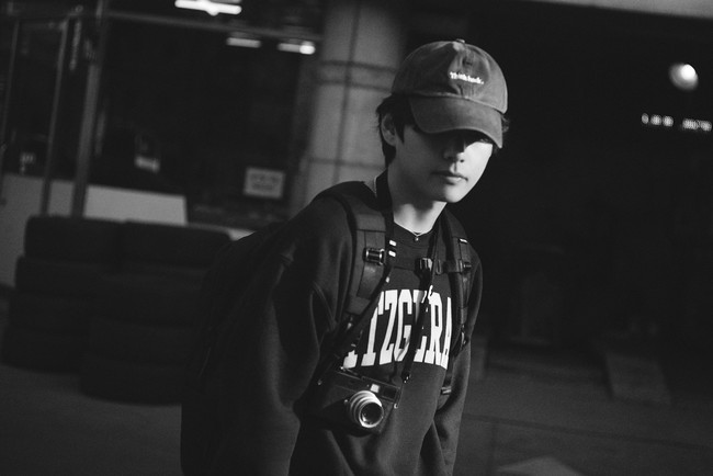 Foto satu ini seakan menjadi POV jika melihat V BTS sebagai pacar yang mengajakmu jalan-jalan dengan kamera. Pelantun Love Me Again itu memakai crewneck bertuliskan Fitzgerald dari Sounds Good seharga ₩59,000 atau Rp 679 ribuan.Foto: dok. BIGHIT MUSIC