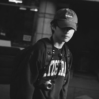 Foto satu ini seakan menjadi POV jika melihat V BTS sebagai pacar yang mengajakmu jalan-jalan dengan kamera. Pelantun Love Me Again itu memakai crewneck bertuliskan Fitzgerald dari Sounds Good seharga ₩59,000 atau Rp 679 ribuan.Foto: dok. BIGHIT MUSIC