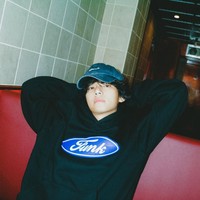 Bikin gemas. Hoodie tersebut dipadukan dengan baseball cap berwarna navy yang menutupi rambut panjang V BTS. Item fashion seharga ₩95,000 atau Rp 1 jutaan itu merupakan koleksi brand lokal Stand Alone. Foto: dok. BIGHIT MUSIC