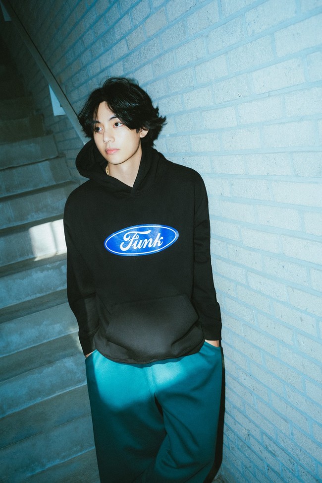 V BTS memancarkan aura boyfriend material dalam pemotretan album Layover. Visual grup BTS itu tampil memakai Funk Logo Hoodie in Black dari Sounds Good. Untuk ARMY yang ingin kembaran hoodie ini dibanderol seharga $89 atau Rp 1,3 jutaan.Foto: dok. BIGHIT MUSIC