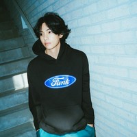 V BTS memancarkan aura boyfriend material dalam pemotretan album Layover. Visual grup BTS itu tampil memakai Funk Logo Hoodie in Black dari Sounds Good. Untuk ARMY yang ingin kembaran hoodie ini dibanderol seharga $89 atau Rp 1,3 jutaan.Foto: dok. BIGHIT MUSIC