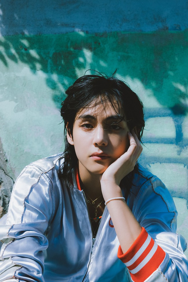 Dalam foto lain, V BTS membuat penggemar pangling karena punya potongan rambut mullet. Visual grup BTS itu memakai Sukajan Jacket keluaran brand Jepang MASU seharga ¥71,500 atau Rp 7,5 jutaan. Foto: dok. BIGHIT MUSIC