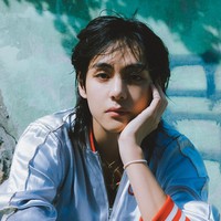 Dalam foto lain, V BTS membuat penggemar pangling karena punya potongan rambut mullet. Visual grup BTS itu memakai Sukajan Jacket keluaran brand Jepang MASU seharga ¥71,500 atau Rp 7,5 jutaan. Foto: dok. BIGHIT MUSIC