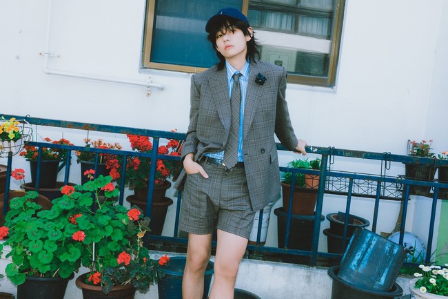 Untuk debut solonya V BTS berkolaborasi dengan Min Hee Jin, CEO ADOR sekaligus conceptor grup NewJeans yang naik daun. Tak mengherankan jika gaya berpakaiannya mengingatkan penggemar dengan styling Min Hee Jin untuk idol pria selama ini. Foto: dok. BIGHIT MUSIC