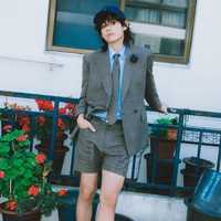 Untuk debut solonya V BTS berkolaborasi dengan Min Hee Jin, CEO ADOR sekaligus conceptor grup NewJeans yang naik daun. Tak mengherankan jika gaya berpakaiannya mengingatkan penggemar dengan styling Min Hee Jin untuk idol pria selama ini. Foto: dok. BIGHIT MUSIC