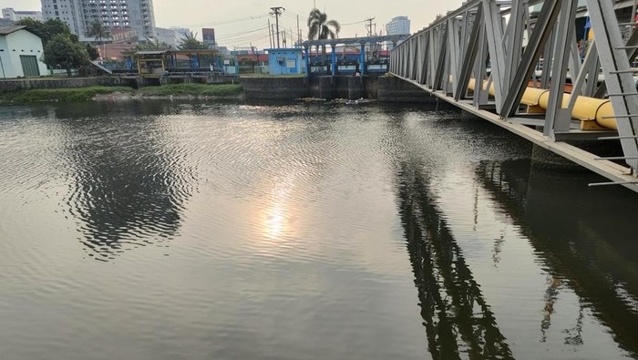 Warga keluhkan Kali Bekasi berubah hitam dan bau