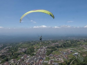 Pakai Parasut, Pilot Jet Akrobatik yang Jatuh di Italia Selamat