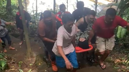Penanganan korban jatuh di objek wisata Goa Rangreng gianyar, Minggu (13/8/2023). (Istimewa)