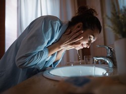 5 Tips Skincare Malam Hari Usia 30 Tahun ke Atas untuk Mengatasi Penuaan Dini