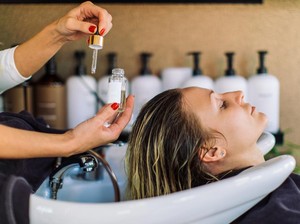 7 Cara Mengatasi Rambut Kering dengan Mudah, Ikuti Perawatan Rumahan Ini