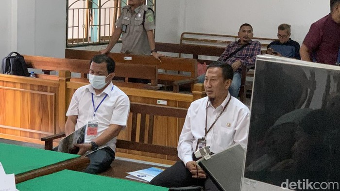 Ahli bahasa, Agus BH (sebelah kanan), bersaksi di sidang penganiayaan Achiruddin