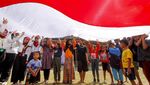 Aksi Bentangkan Bendera Merah Putih di Pelosok Nganjuk