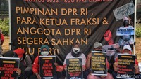 Mereka menyikapi lambatnya proses pembahasan dan pengesahan RUU PPRT dengan melakukan aksi mogok makan.   