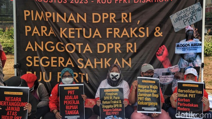 Aksi Mogok Makan Tuntut Pengesahan RUU Perlindungan PRT Aliansi Mogok Makan untuk Undang Undang Perlindungan Pekerja Rumah Tangga (UU PPRT) menggelar aksi damai di depan Gedung DPR, Jl Gatot Subroto, Jakarta, Senin (14/8/2023).