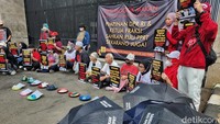 Aliansi Mogok Makan untuk Undang Undang Perlindungan Pekerja Rumah Tangga (UU PPRT) menggelar aksi damai di depan Gedung DPR, Jl Gatot Subroto, Jakarta, Senin (14/8/2023).   