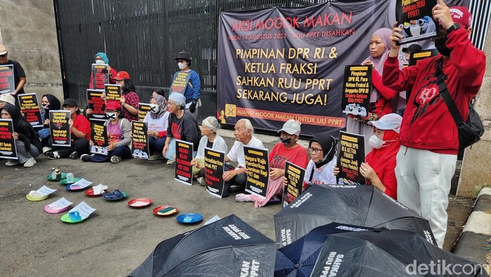 Aksi Mogok Makan Tuntut Pengesahan RUU Perlindungan PRT Aliansi Mogok Makan untuk Undang Undang Perlindungan Pekerja Rumah Tangga (UU PPRT) menggelar aksi damai di depan Gedung DPR, Jl Gatot Subroto, Jakarta, Senin (14/8/2023).