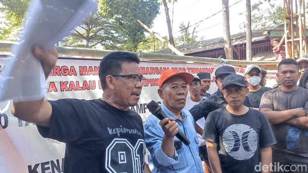 Anggota DPRD Kota Makassar Nasir Nurung (kaos hitam) saat ikut dalam aksi demo warga yang menutup TPA Antang.