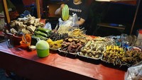 Angkringan Modernland di Tangerang juga bisa menjadi pilihan untuk menikmati nasi kucing dan sate. Mulai dari sate telur puyuh, kikil, hingga kerang bisa kamu temukan di sini. Selain nasi kucing, sate ini juga bisa disantap dengan nasi bakar. Foto: Google Review/Instagram