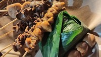 Angkringan Mas Bejo berlokasi di Jalan Kelapa Puan Raya, Kelapa Gading, Jakarta Utara. Menu nasi kucing di sini bisa minta dibakar agar rasanya makin nikmat, temani dengan aneka sate dan wedang jahe yang hangat. Foto: Google Review/Instagram