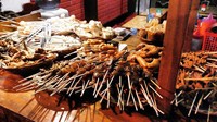 Angkringan Jasmerah bisa kamu jadikan alternatif tempat nongkrong murah meriah di Jakarta Timur. Angkringan di Cipinang Asem ini menawarkan belasan sate yang nikmat, ada juga roti bakar bisa kamu nikmati di sini. Foto: Google Review/Instagram