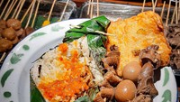 Angkringan NKRI memiliki gaya yang kekinian, pelanggan bisa memanggang sendiri aneka sate yang ditawarkan. Harganya mulai dari Rp 5.000 saja. Berlokasi di Jalan Kebon Jeruk, Jakarta Barat. Foto: Google Review/Instagram