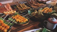 Angkringan yang hits satu ini berada di kawasan Cipete, Jakarta Selatan. Namanya Angkringan Gendhis Jawi yang menawarkan menu sangat beragam, mulai dari nasi kucing, aneka sate, hingga gorengan. Angkringan ini memiliki tempat makan yang nyaman lho! Foto: Google Review/Instagram