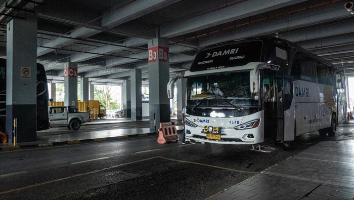 Angkutan Lintas Batas Negara Pontianak-Kuching Bus Angkutan Lintas Batas Negara (ALBN) dengan rute trayek Pontianak-Kuching tiba di Kuching Sentral Bus Terminal di Kuching, Sarawak, Malaysia, Sabtu (12/8/2023). Angkutan Lintas Batas Negara (ALBN) dengan rute trayek Pontianak, Kalimantan Barat, Indonesia-Kuching, Malaysia yang sempat ditutup padan tahun 2020 akibat pandemi COVID-19, kini mulai di buka kembali sejak Juli 2022. ANTARA FOTO/Nova Wahyudi/tom.