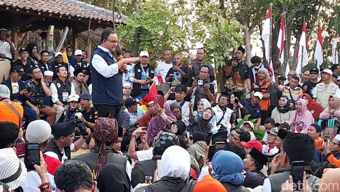 Anies Baswedan menghadiri Jambore Relawan di Desa Slastri, Brebes, Senin (14/8/2023).