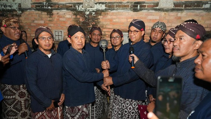 Anies diberi cakra usai berziarah ke sejumlah makam raja Mataram Islam.