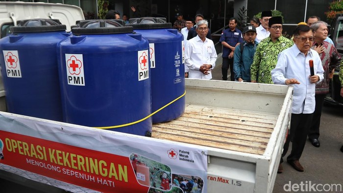 Antisipasi Kekeringan dan El Nino, PMI Salurkan Bantuan Air Bersih