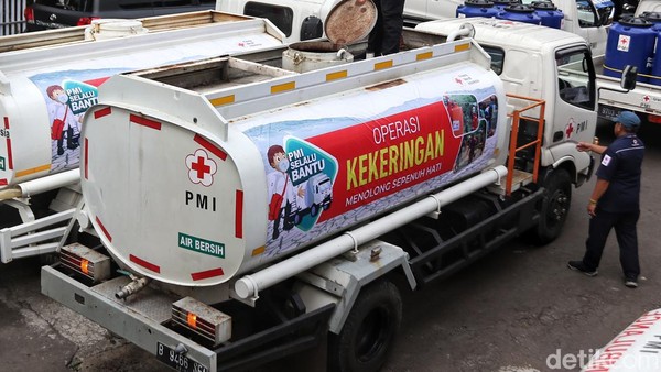 Antisipasi Kekeringan dan El Nino, PMI Salurkan Bantuan Air Bersih