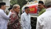 Ketua Umum Palang Merah Indonesia (PMI) Jusuf Kalla melepas bantuan air bersih untuk mengantisipasi dampak kekeringan, di markas PMI Pusat, Gatot Subroto, Jaksel, Senin (14/8/2023).