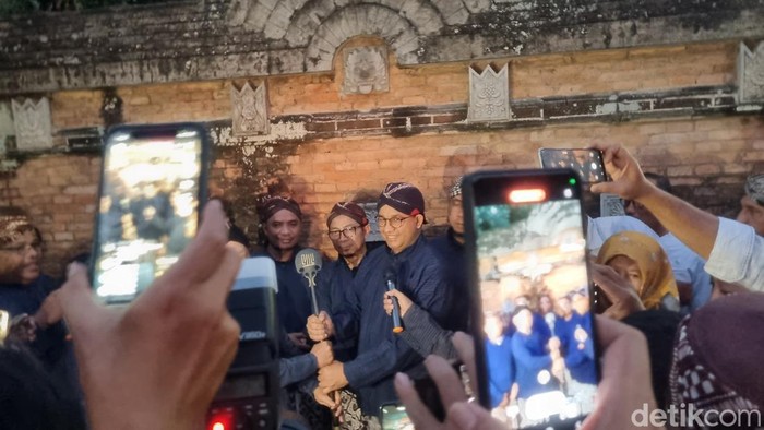 Bacapres Anies Baswedan dan hadiah tombak cakra bertulisan Asmaul Husna dari warga Kotagede. Hadiah tombak ini diberikan usai Anies ziarah ke Makam Raja-raja Mataram Islam di Masjid Kotagede, Minggu (13/8/2023).
