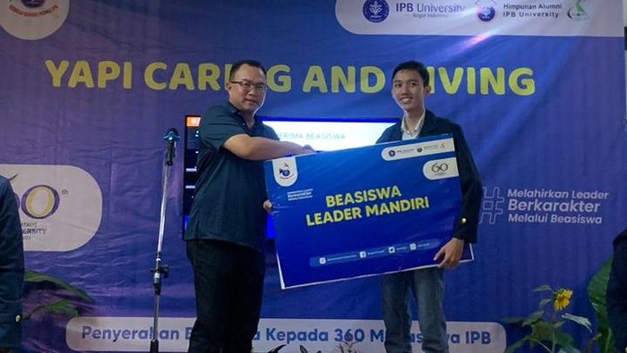 Alumni IPB (YAPI) menghibahkan beasiswa kepada  mahasiswa baru dan mahasiswa tingkat akhir.
