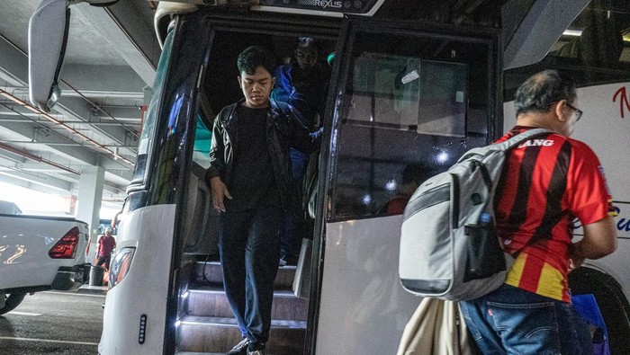 Begini Potret Bus Lintas Batas RI-Malaysia Sejumlah penumpang berjalan menuju terminal kedatangan Kuching Sentral Bus Terminal di Kuching, Sarawak, Malaysia, Sabtu (12/8/2023). Angkutan Lintas Batas Negara (ALBN) dengan rute trayek Pontianak, Kalimantan Barat, Indonesia-Kuching, Malaysia yang sempat ditutup padan tahun 2020 akibat pandemi COVID-19, kini mulai di buka kembali sejak Juli 2022. ANTARA FOTO/Nova Wahyudi/tom.