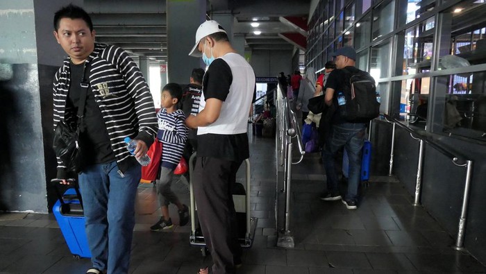 Begini Potret Bus Lintas Batas RI-Malaysia Sejumlah penumpang berjalan menuju terminal kedatangan Kuching Sentral Bus Terminal di Kuching, Sarawak, Malaysia, Sabtu (12/8/2023). Angkutan Lintas Batas Negara (ALBN) dengan rute trayek Pontianak, Kalimantan Barat, Indonesia-Kuching, Malaysia yang sempat ditutup padan tahun 2020 akibat pandemi COVID-19, kini mulai di buka kembali sejak Juli 2022. ANTARA FOTO/Nova Wahyudi/tom.