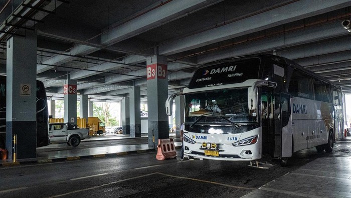 Sejumlah penumpang berjalan menuju terminal kedatangan Kuching Sentral Bus Terminal di Kuching, Sarawak, Malaysia, Sabtu (12/8/2023). Angkutan Lintas Batas Negara (ALBN) dengan rute trayek Pontianak, Kalimantan Barat, Indonesia-Kuching, Malaysia yang sempat ditutup padan tahun 2020 akibat pandemi COVID-19, kini mulai di buka kembali sejak Juli 2022. ANTARA FOTO/Nova Wahyudi/tom.