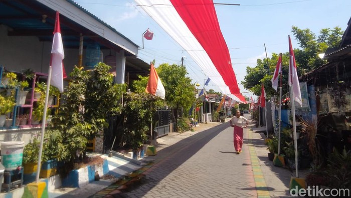 bendera terpanjang di Desa Singopadu Kecamatan Tulangan sidoarjo