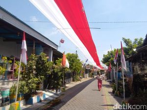 Warga Sidoarjo Bentangkan Umbul-umbul Merah Putih 600 Meter di Jalan Kampung