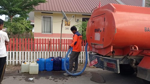 BPBD Kabupaten Bima menyalurkan air bersih kepada desa yang terdampak ancaman kekeringan. (IST)