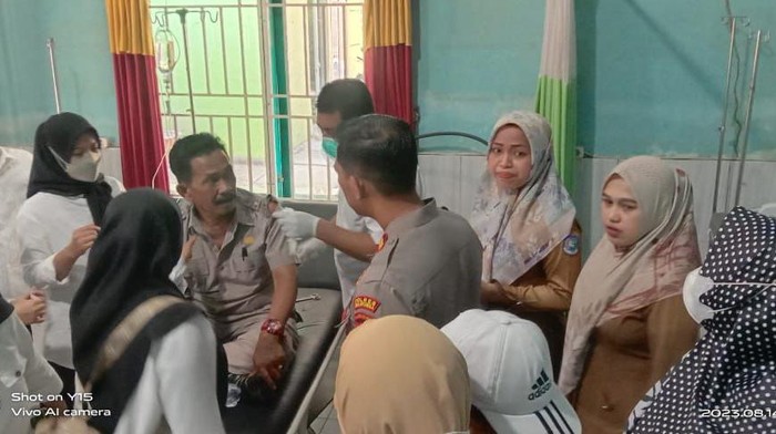 Kepala Desa Lonrong Fahri Jalil saat mendapatkan perawatan di puskesmas.