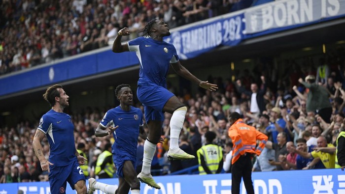 Soccer Football - Premier League - Chelsea v Liverpool - Stamford Bridge, London, Britain - August 13, 2023 Chelseas Axel Disasi celebrates scoring their first goal REUTERS/Tony Obrien EDITORIAL USE ONLY. No use with unauthorized audio, video, data, fixture lists, club/league logos or live services. Online in-match use limited to 75 images, no video emulation. No use in betting, games or single club /league/player publications.  Please contact your account representative for further details.