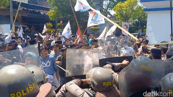 Demo Rocky Gerung Sampang ricuh