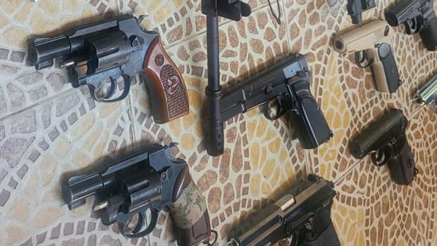 Densus 88 menangkap terduga teroris di Bekasi. Senjata api laras panjang dan pendek, hingga peluru disita  (dok.ist)