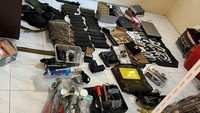 Berdasarkan foto yang diterima detikcom, sejumlah senjata laras pendek dan laras panjang terlihat diamankan petugas (dok.ist)