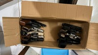 Senjata api laras pendek ditemukan dalam kardus di lokasi penggerebekan (dok.ist)