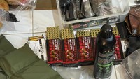 Selain itu, terdapat pula sejumlah peluru dan barang lain yang turut didapat dalam penggeledahan (dok.ist)