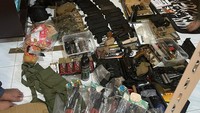Densus 88 belum merinci detail barang bukti yang disita karena penggeledahan masih berlangsung.  (dok.ist)
