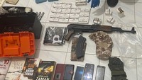 Senjata api laras panjang dan pendek, hingga peluru disita oleh Densus 88 Polri. Terduga teroris berinsial DE tersebut diduga terfiliasi dengan ISIS (dok.ist)